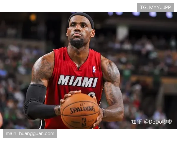 特写瞬间：詹姆斯封盖后未落地即找到前场队友，导演经典反击