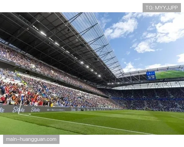 特写镜头：埃弗顿球迷在古迪逊公园高举标语，抗议英超委员会的扣分处罚